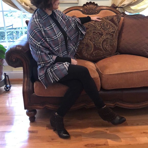 Burberry large size shawl scarf 🧣 ❤️ - Picture 2 of 8